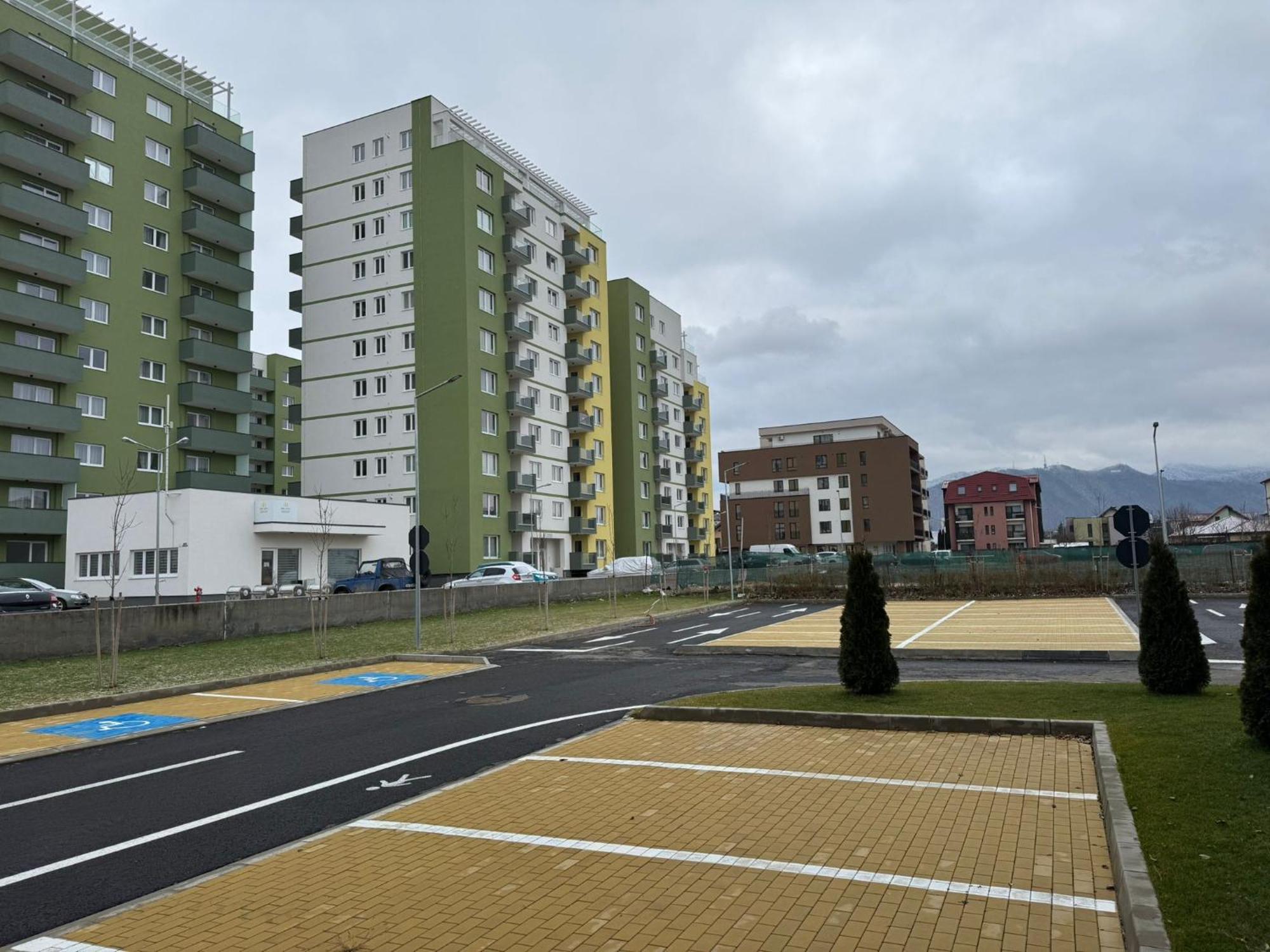 Coresi Mall Area Studios & Apartments By Glam Braşov Buitenkant foto