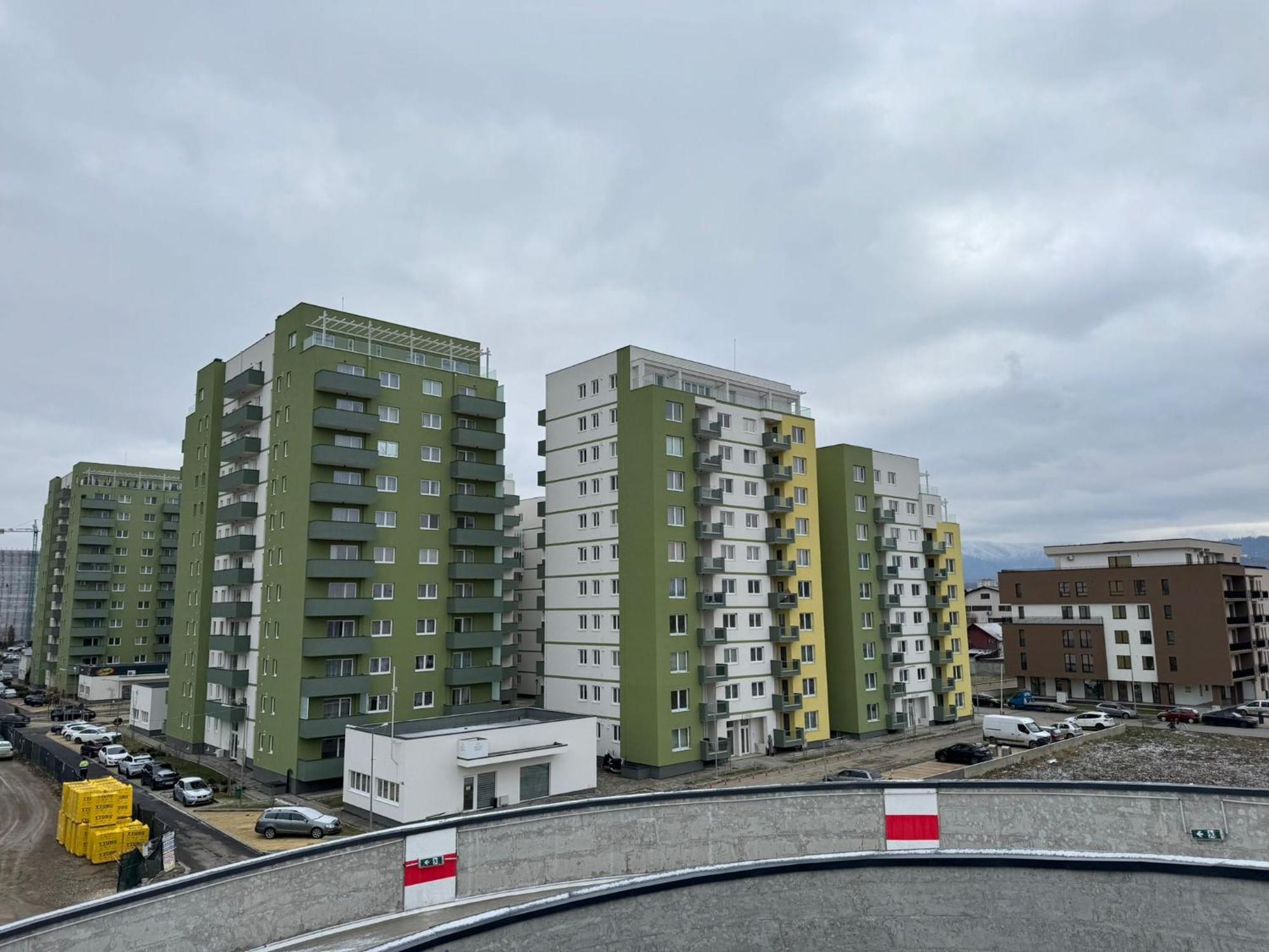 Coresi Mall Area Studios & Apartments By Glam Braşov Buitenkant foto