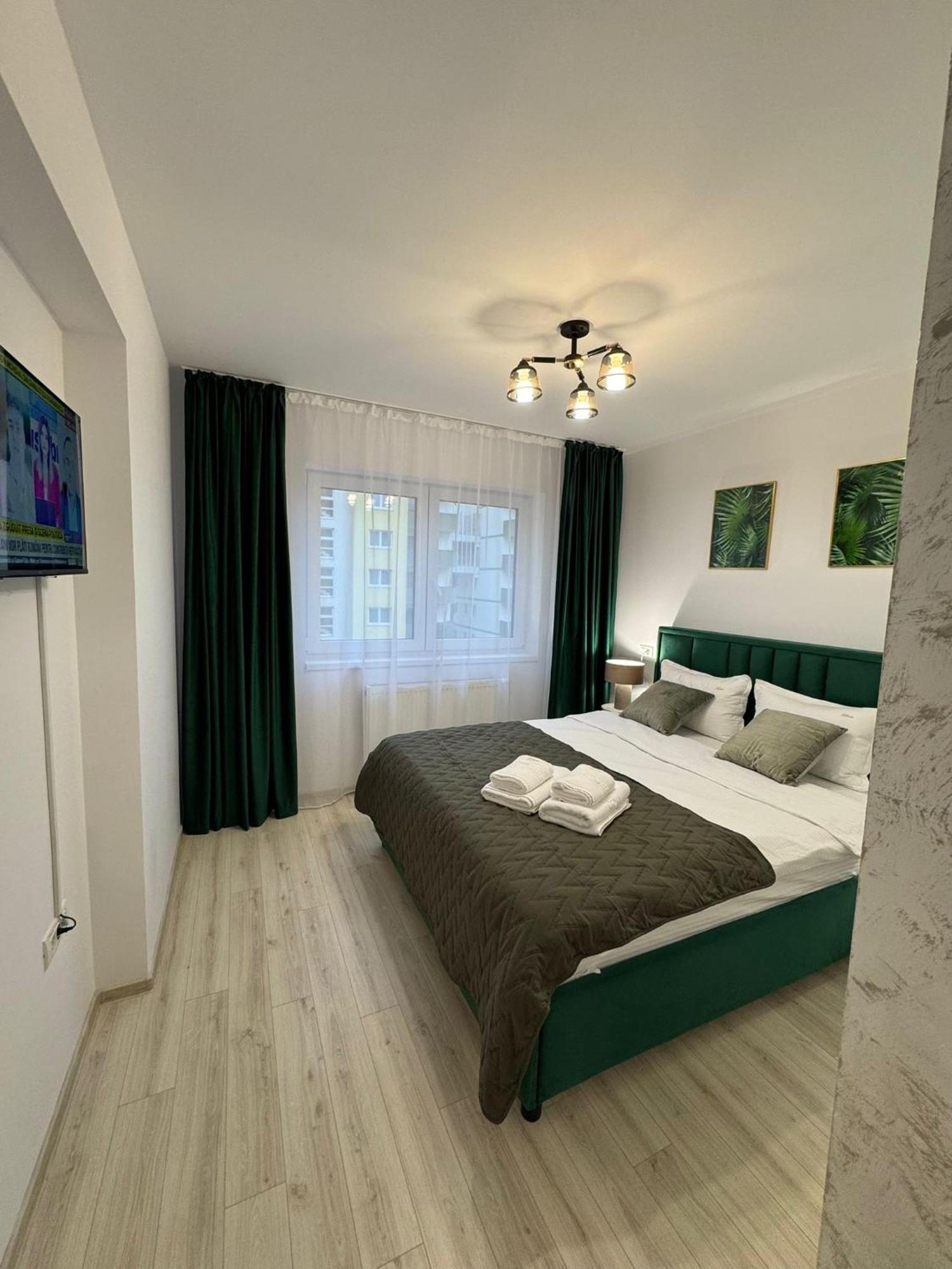 Coresi Mall Area Studios & Apartments By Glam Braşov Buitenkant foto