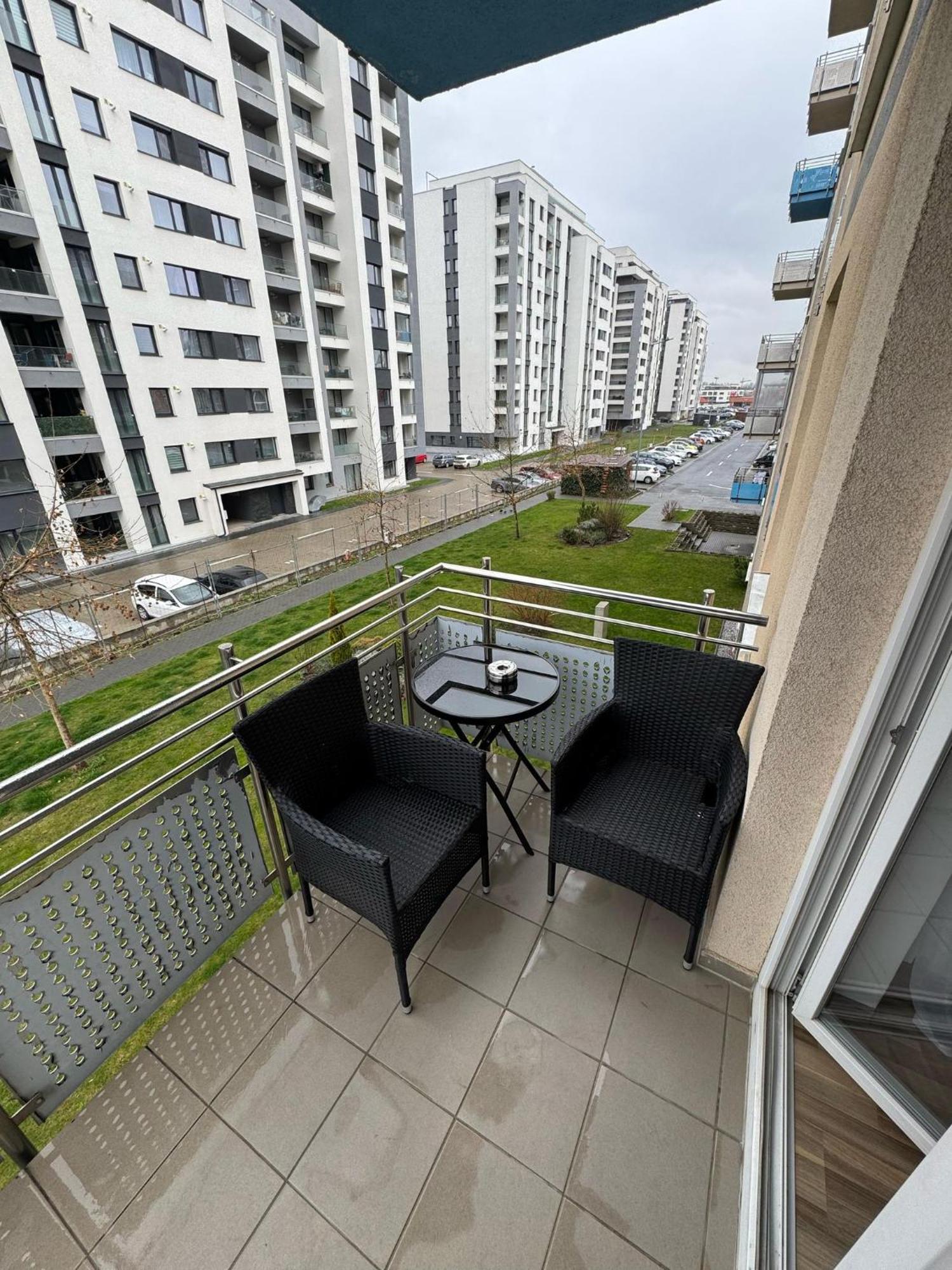 Coresi Mall Area Studios & Apartments By Glam Braşov Buitenkant foto